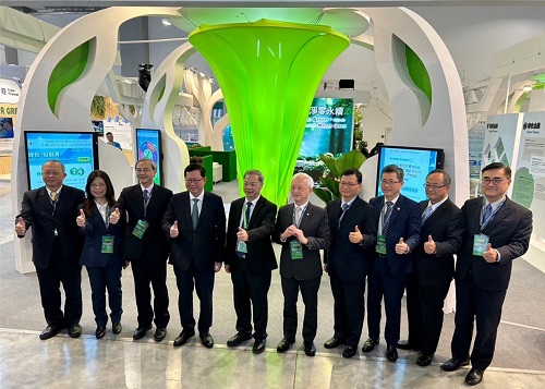 Vice President of the Executive Yuan Cheng Wen-Tsan (left four), Minister of the National Development Council Kung Ming-Hsin (left five), Deputy Minister of Finance Juan Ching-Hwa (left three), and General Manager Ho Ying-Ming (right four) of Land Bank of Taiwan, along with representatives of public financial institutions, participated in the opening ceremony of the “2050 Net Zero City Expo” on March 19th.